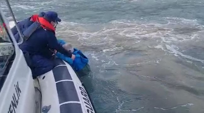 Çanakkale'de teknesi batan şahsı Sahil Güvenlik ekipleri kurtardı