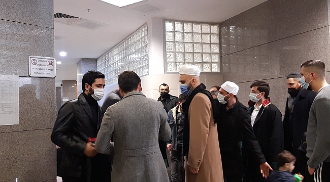 Çarşaflı kadınların fotoğrafını sosyal medyada paylaşan doktora hakaret eden sanıklara beraat