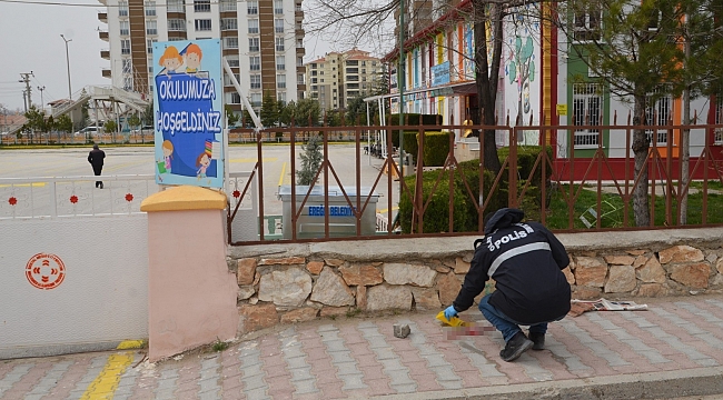 Çocuklarının okulunun önünde kayınpederini öldürdü