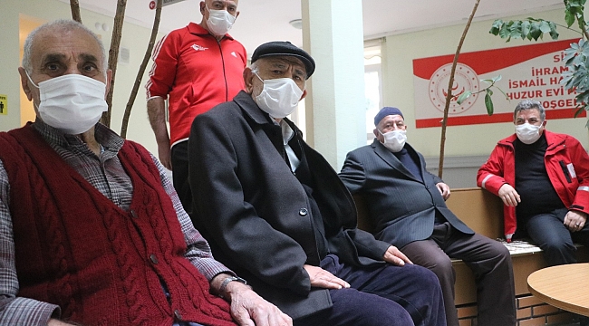 Çok yüksek riskli iller arasındaki Sivas'ta huzurevine Covid-19 uğramadı