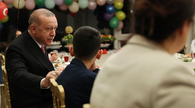 Cumhurbaşkanı Erdoğan, çocuklarla iftarda buluştu
