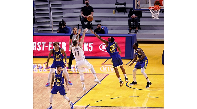 Dallas'tan Golden State Warriors'a 30 sayı fark