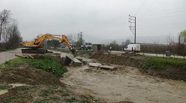 Deredeki sular taştı, yollar kapandı...Bir çok arazi sular altında kaldı