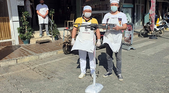 Drone ile pide servisi görenleri şaşırtıyor