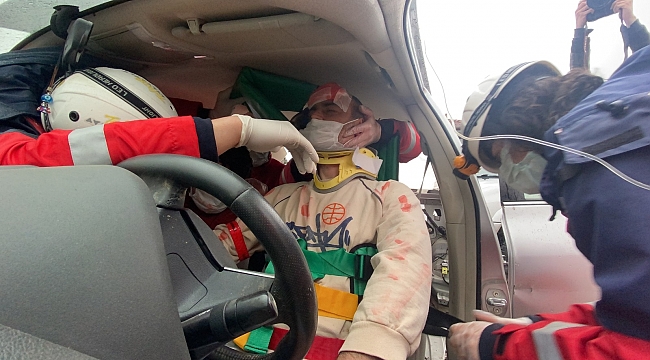 Düzce'de 3 aracın karıştığı trafik kazası tatbikatı gerçeğini aratmadı