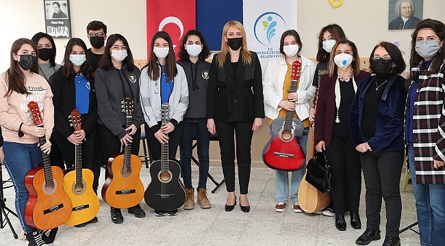 Enstrüman hediye edilen çocuklardan mini konser
