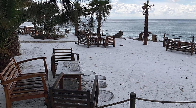 Fethiye'deki dolu sahili beyaz örtü ile kapladı
