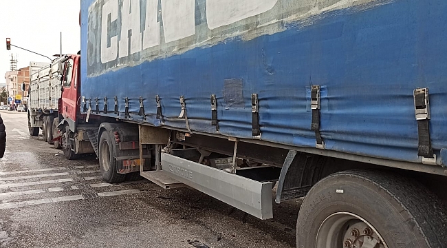 Freni boşalan tır kontrolden çıkıp yol kenarındaki kamyona çarptı