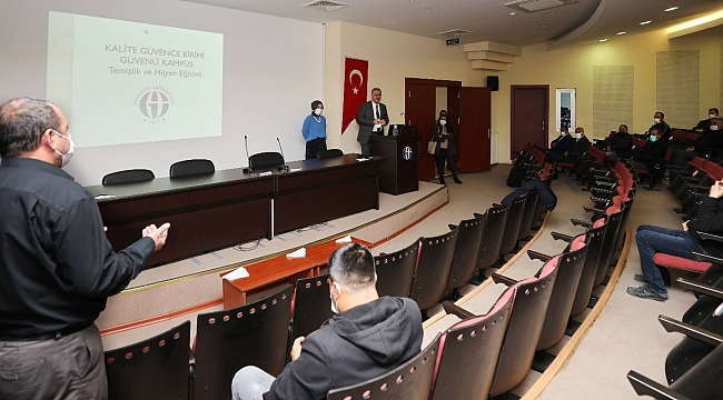 GAÜN'de temizlik personellerine hijyen eğitimi verildi