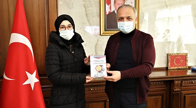 Genç yazar ilk kitabını Başkan Üçok'a hediye etti