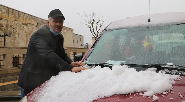 Gök gürültüsüyle birlikte yağan dolu, kısa sürede şehri beyaza bürüdü