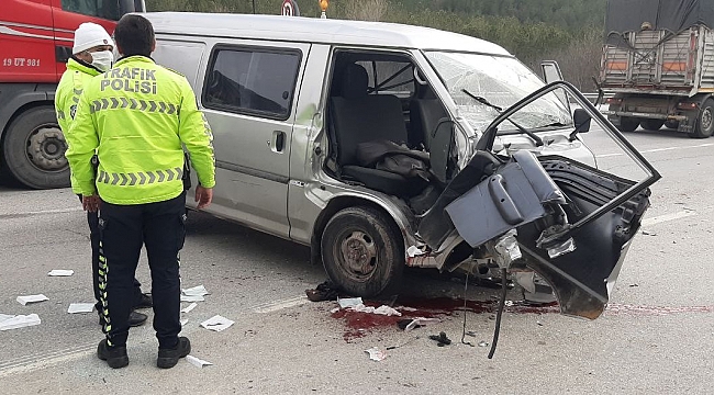 Hafif ticari araç cipe arkadan çarptı: 4 yaralı