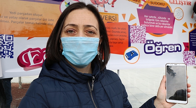 Hem toplu taşıma bekliyorlar hem oyun oynuyorlar