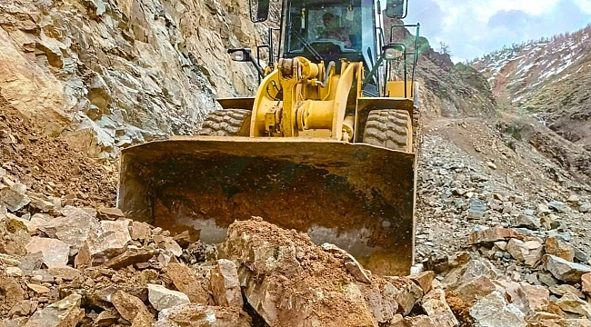 Heyelan nedeniyle kapanan köy yolu temizlendi