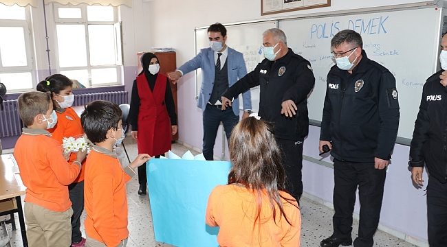 İhbara giden polislere öğrencilerden sürpriz