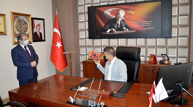 İl Sağlık Müdürünün koltuğuna oturan otizmli Eren Aksoy, TMM'ye dikkat çekti