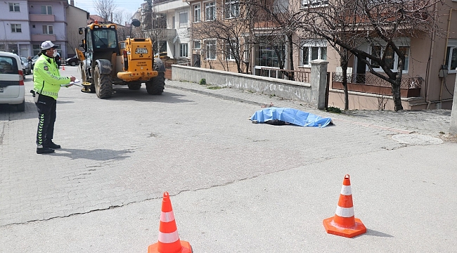 İş makinesinin yayaya çarparak öldürdüğü kaza güvenlik kamerasında