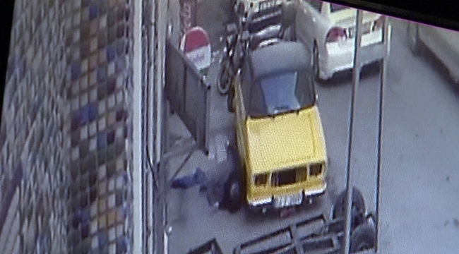 İşten erken geldi, karısı ile bastığı adamı yatak odasına kilitledi