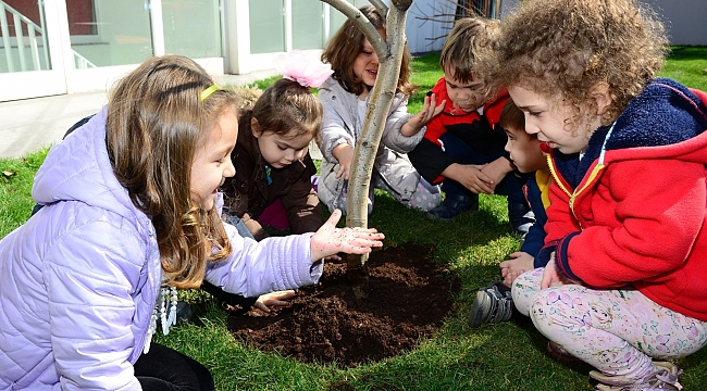 Kadıköy'de kahve posası çiçeklere can verdi