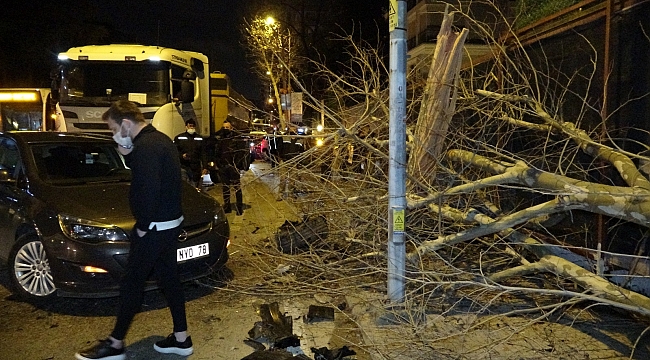 Kadıköy'de kontrolden çıkan lüks otomobil faciaya davetiye çıkardı: 3 yaralı