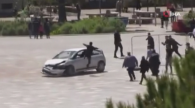 Kalabalığın arasına dalan aracı, uçan tekme atarak durdurdu
