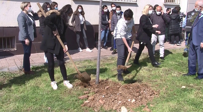 Kartallı öğrenciler kep atmak yerine fidan dikerek doğada iz bıraktı
