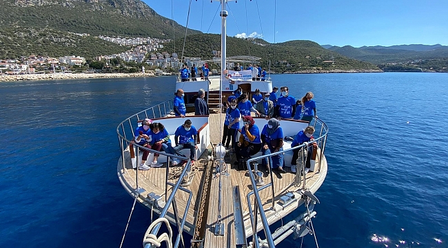 Kaş'ta otizmli çocuklar ve aileleri tekne turuyla eğlendi
