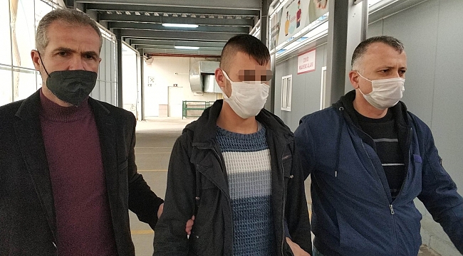 Yok artık dedirten olay! Kafasına ekmek bıcağı sapladı