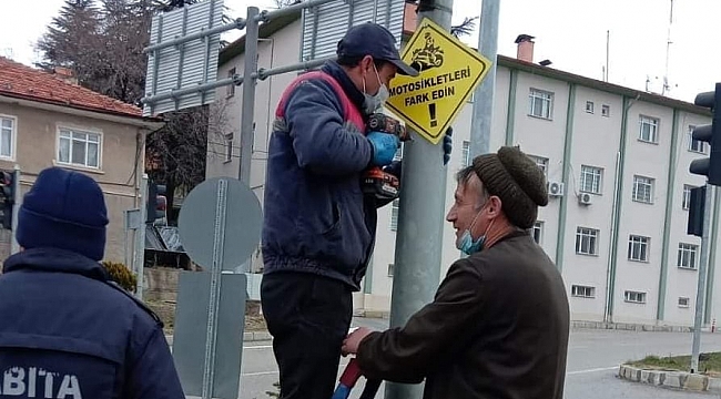 Kavşaklara motosiklet uyarı levhası