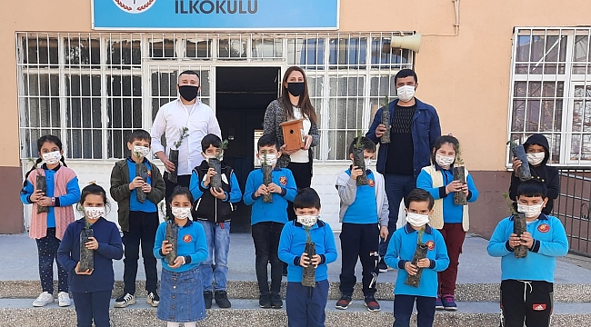 Kırkağaç'ta öğrenciler küresel ısınmaya karşı ağaç diktiler