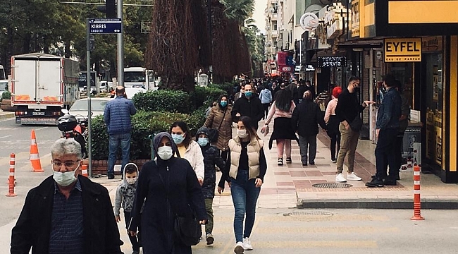 Kırmızıya dönen Aydın'da, sokaklardaki kalabalık dikkat çekiyor