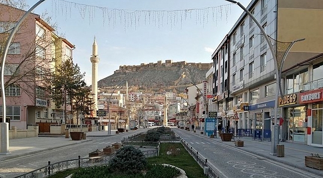 Kırmızıya dönen Bayburt'ta sokaklar boş kaldı