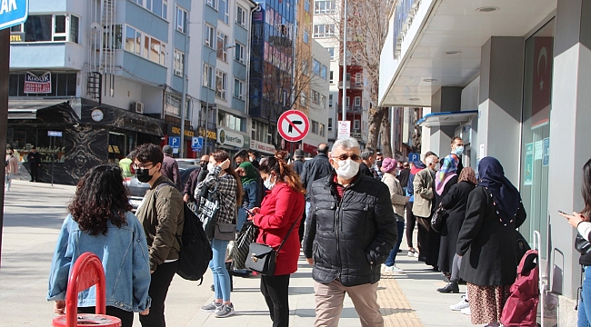 Kısıtlamaya saatler kala alıveriş yoğunluğu yaşandı