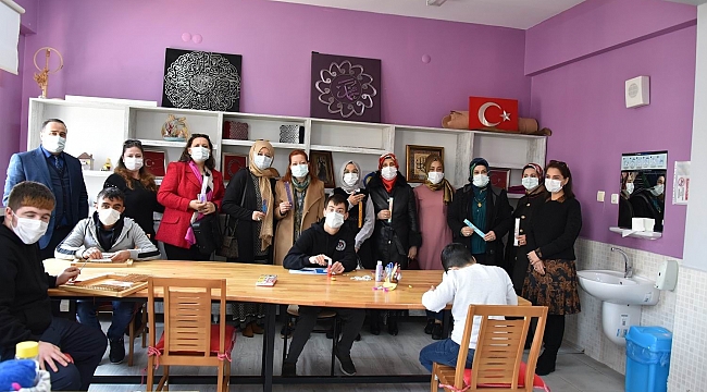 Konya protokolü eşlerinden özel öğrencilere ziyaret
