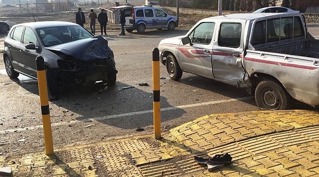 Konya'da pikapla otomobil çarpıştı: 2 yaralı