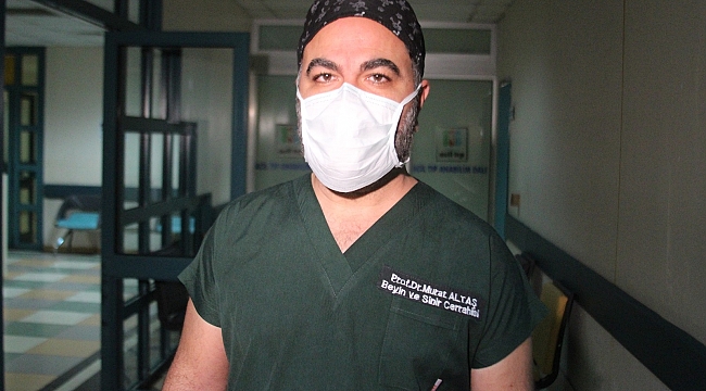 Korona virüs geçiren iki doktordan biri çürümüş soğan, diğeri yanık lastik kokusu aldı