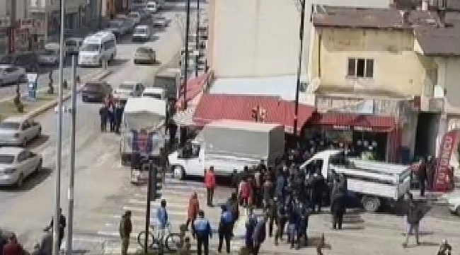 Manav personeli ile pazarcılar birbirine girdi