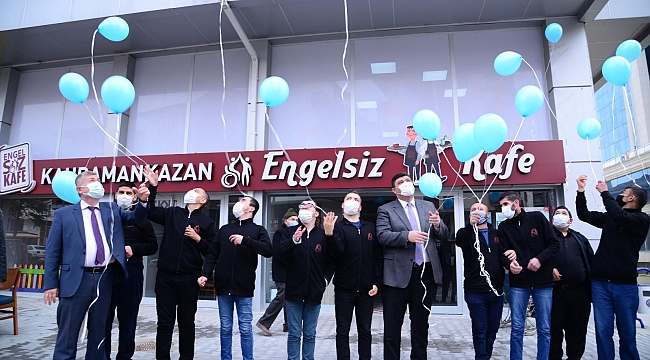 Mavi balonlar farkındalık için havalandı