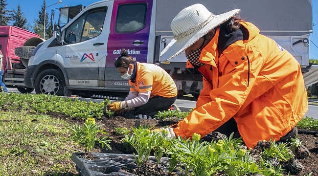 Mersin'in dört bir yanı çiçeklerle donatılıyor