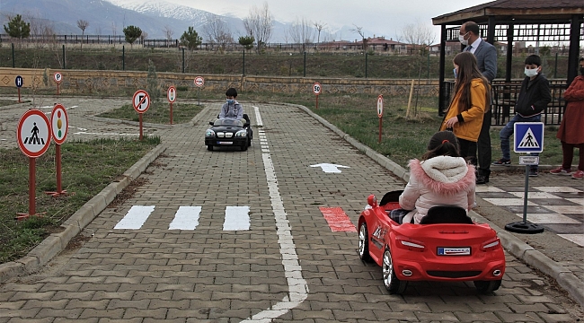 Minik öğrenciler akülü arabalar ile uygulamalı trafik eğitimi alıyor