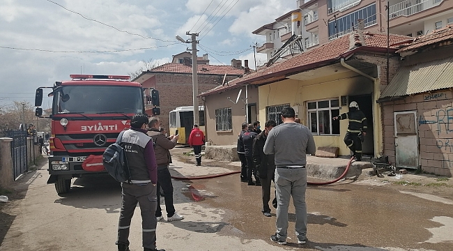 Müstakil evdeki yangında dumandan etkilenen yaşlı kadın hastanelik oldu