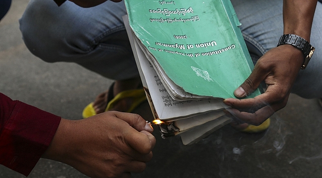 Myanmar'da darbe karşıtları ordunun hazırladığı 2008 anayasasını yaktı