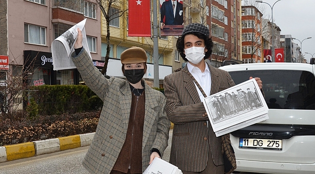 O yıllara özgü giyinip "Yazıyor, yazıyor, 100 yıllık destan yazıyor" diye bağırarak gazete dağıttılar