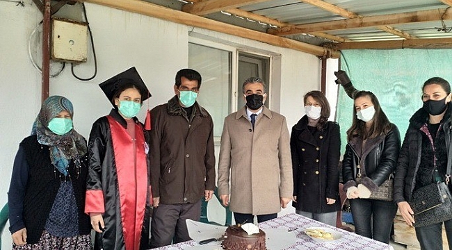 Okul birincisi için evinde kep töreni düzenlendi