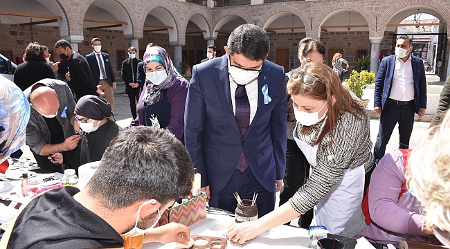 Otizmli bireyler ahşap boyama etkinliğinde buluştu