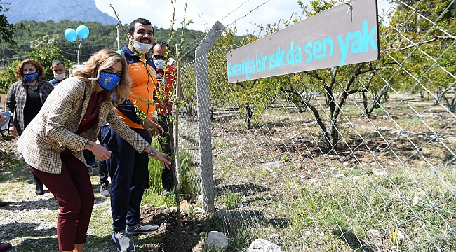 Otizmli bireyler fidan dikti.