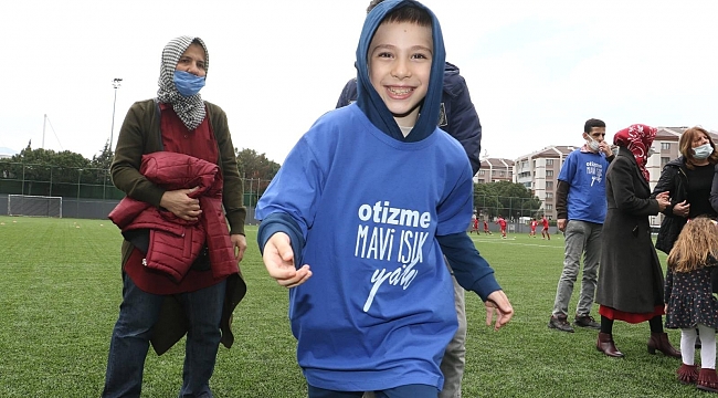 Otizmli çocuklar yeşil sahada doyasıya eğlendi