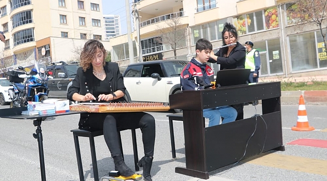 Otizmli piyanistten yaya geçidinde resital