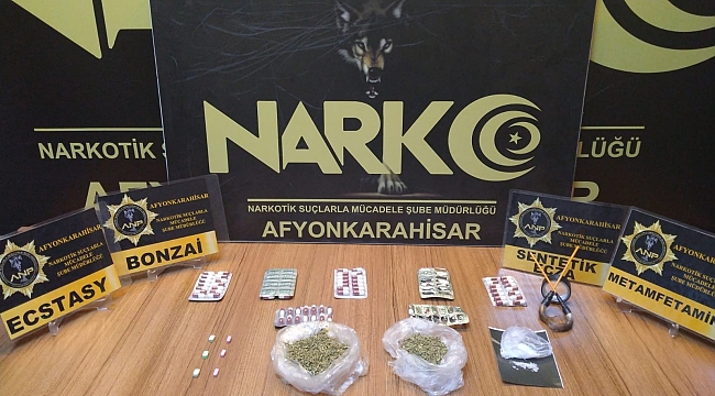 Polisi görünce uyuşturucu maddeleri yola attılar