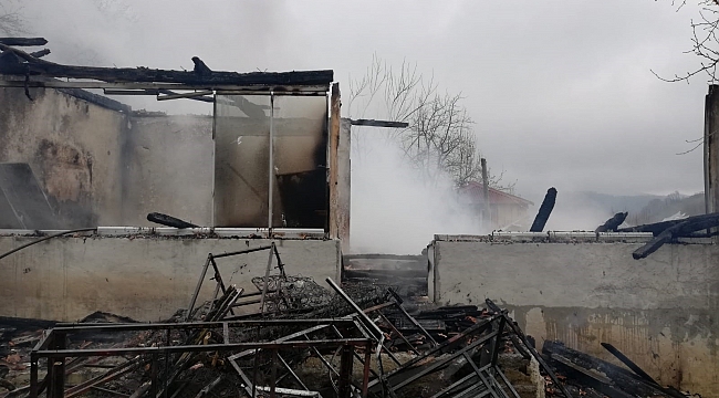 Samsun'da 2 katlı ev küle döndü